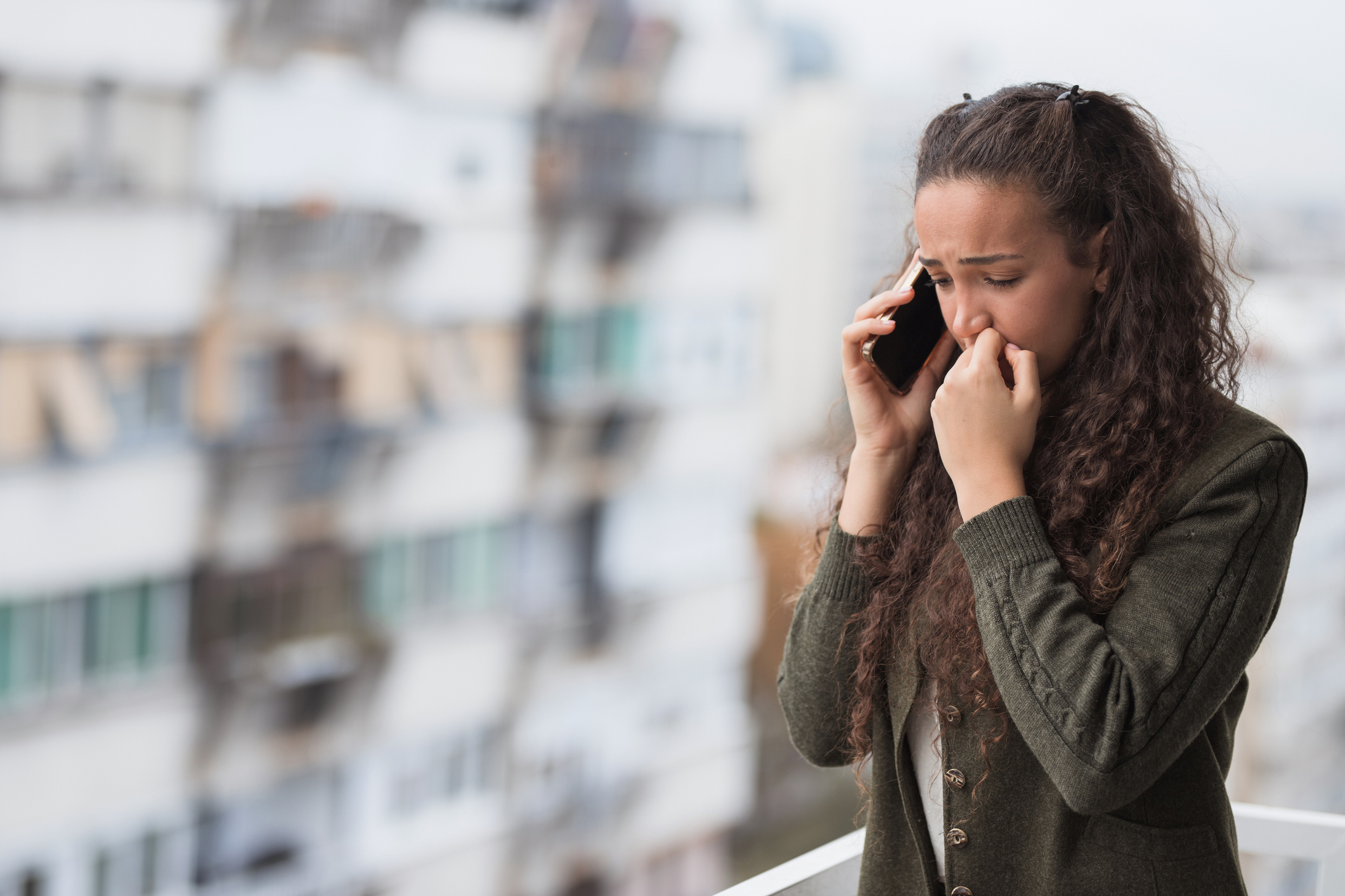 woman-on-cell-phone-having-anxiety-attack